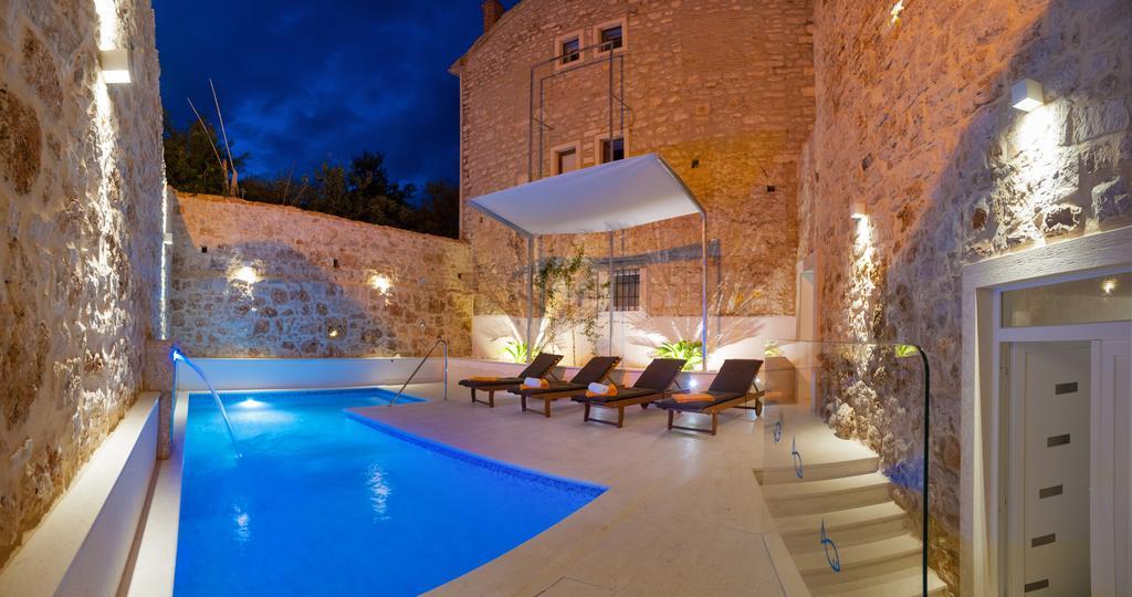 Villa Majestic With Heated Pool And Rooftop Terrace Bol Szoba fotó