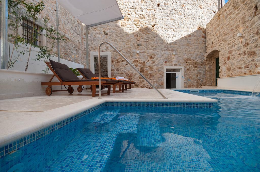 Villa Majestic With Heated Pool And Rooftop Terrace Bol Szoba fotó